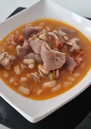 Una foto de Alubias blancas con oreja y chorizo al estilo de pepa
