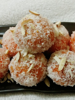 A picture of Coconut laddoo.