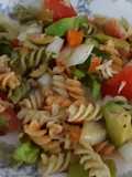 Ensalada de pasta con aliño de ajo