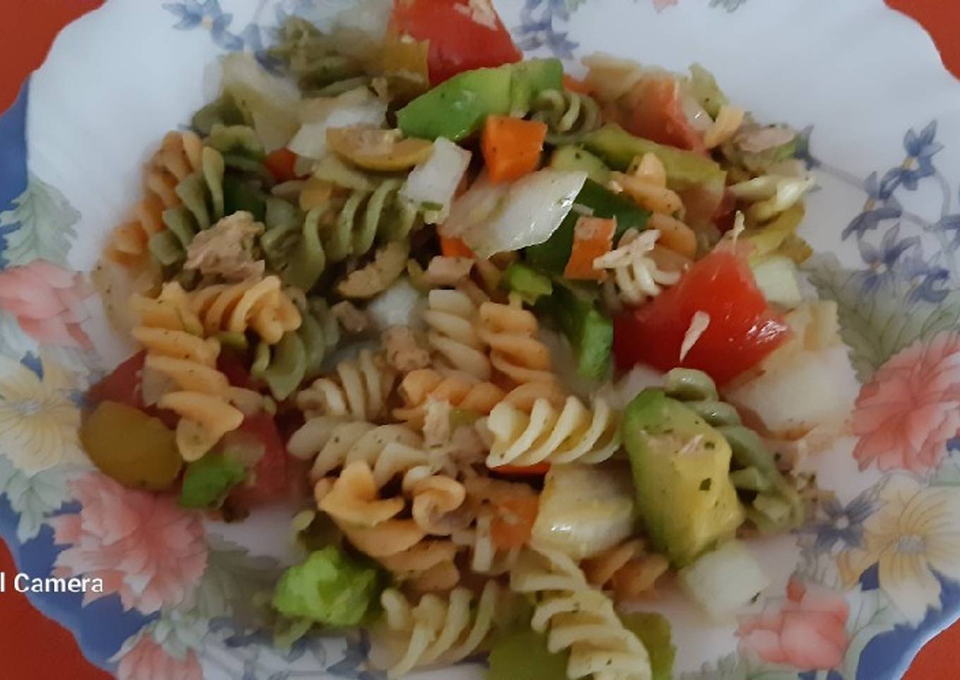 Ensalada de pasta con aliño de ajo