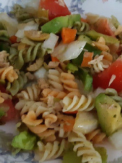 Una foto de Ensalada de pasta con aliño de ajo