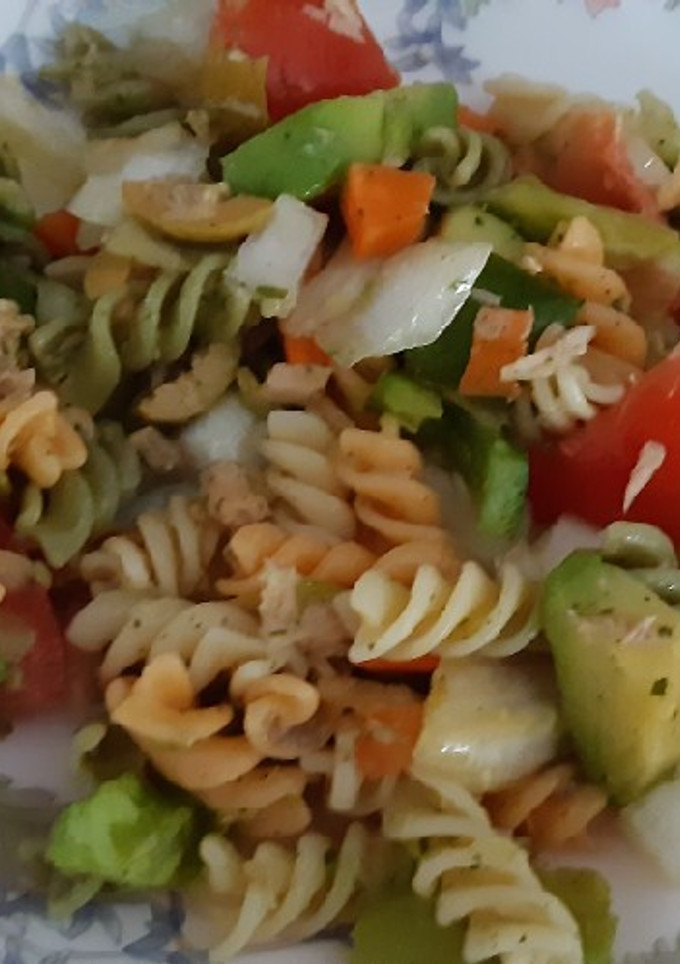 Una foto de Ensalada de pasta con aliño de ajo