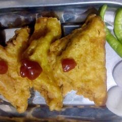 A picture of Bread pakoda.