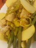 Judías verdes con puerro, tofu y manzana