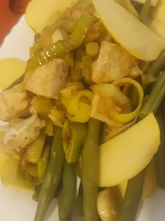Una foto de Judías verdes con puerro, tofu y manzana