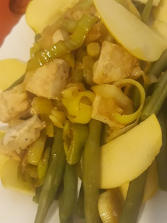 Una foto de Judías verdes con puerro, tofu y manzana