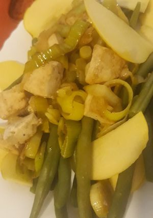 Una foto de Judías verdes con puerro, tofu y manzana