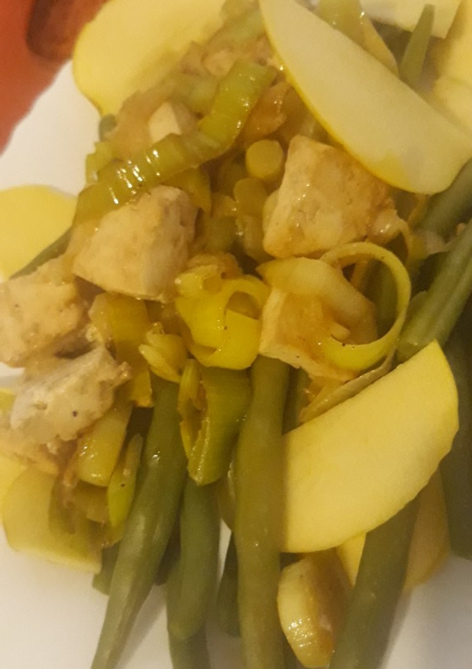 Una foto de Judías verdes con puerro, tofu y manzana