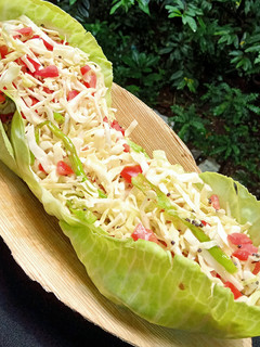 કોબી ટામેટા નું સલાડ (Kobi Tameta Salad Recipe In Gujarati) રેસીપી મુખ્ય ફોટો