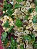 Ensalada fresca con legumbres y sobrantes