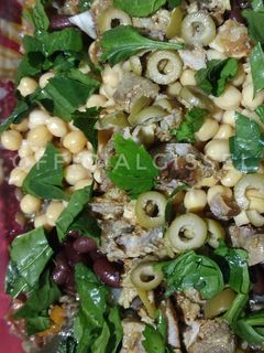 Una foto de Ensalada fresca con legumbres y sobrantes