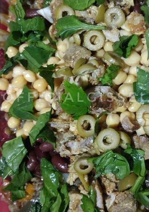 Una foto de Ensalada fresca con legumbres y sobrantes