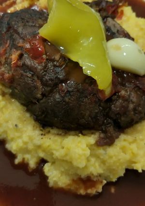Una foto de Ossobuco breseado y polenta