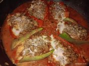 Una foto de morrones rellenos con salsa