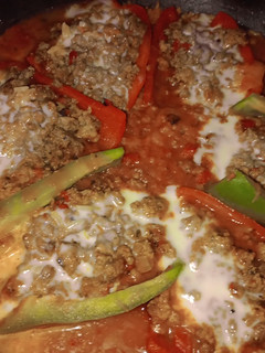 Una foto de 🌶️ Morrones rellenos en salsa con arroz 🍲