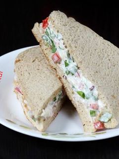 વેજ મેયો સેન્ડવીચ(Veg mayo Sandwich recipe in Gujarati) રેસીપી મુખ્ય ફોટો