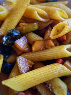 Una foto de Pasta con calabacín, zanahoria y aceitunas 🥒🥕
