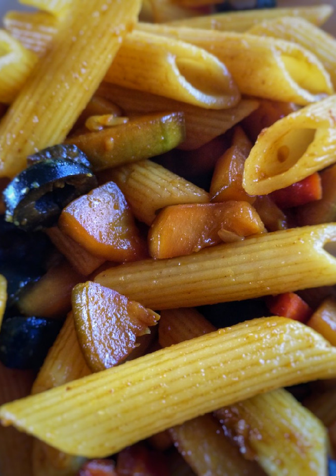 Una foto de Pasta con calabacín, zanahoria y aceitunas 🥒🥕