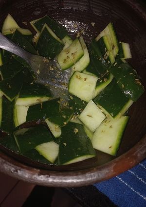 Una foto de Ensalada de cáscara de pepino 🥒