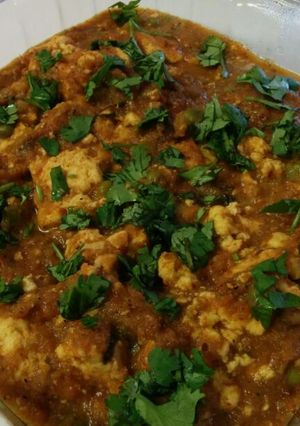 A picture of Paneer butter mutter masala.