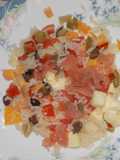 Ensalada refrescante con arroz, salmón rosado ahumado y algo más