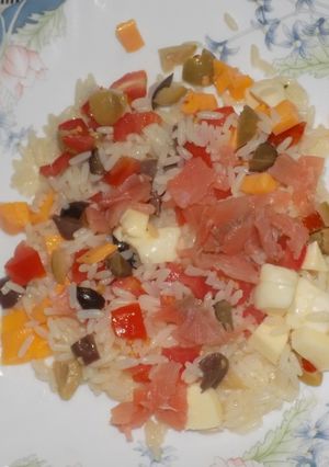 Una foto de Ensalada refrescante con arroz, salmón rosado ahumado y algo más