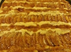 Una foto de Kuchen de manzana en lata de horno