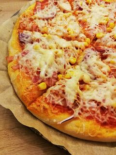Házi pizza, házi pizzaszósszal 🍕 recept fotója