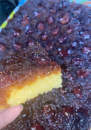 Una foto de Torta invertida de frutilla 🍓