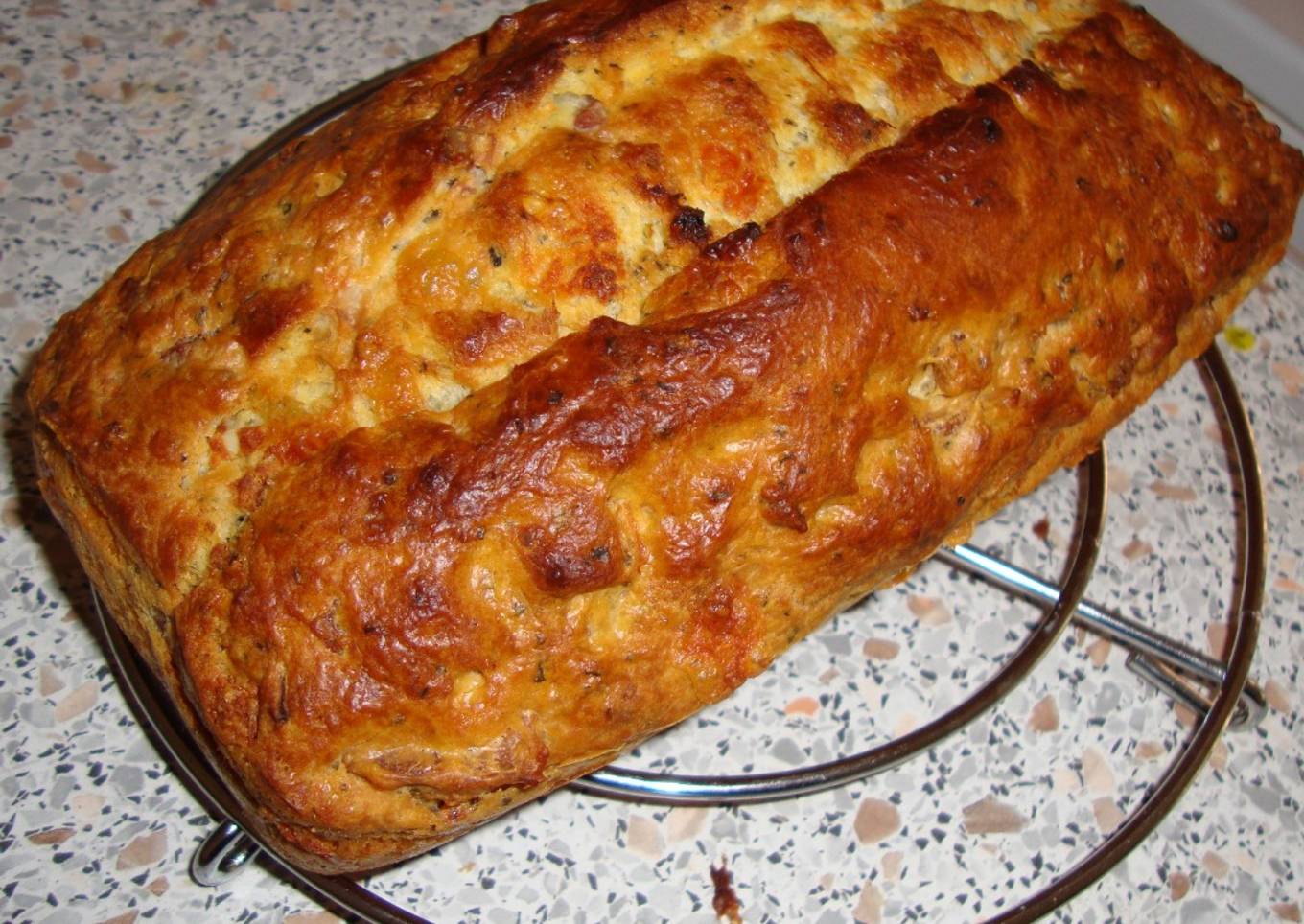 Cake salé au chèvre, lardons et basilic