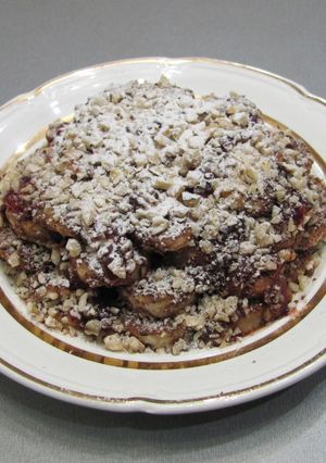 Фото Банановый десерт с шоколадом и орехами.