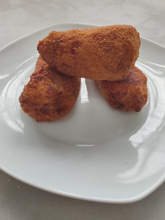 Una foto de Pimientos fritos rellenos de bacalao y langostinos