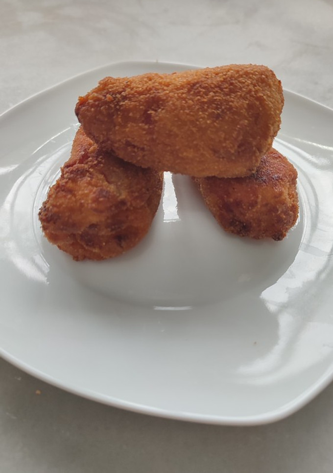 Una foto de Pimientos fritos rellenos de bacalao y langostinos
