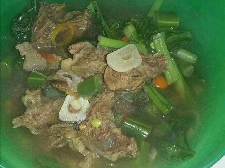 Cara Mudah Menyiapkan Resep Sayur hijau soup daging sapi yang Menggugah Selera