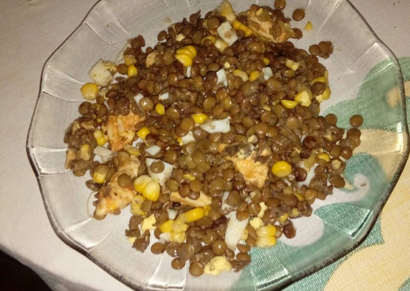 Ensalada de lentejas, choclo y pollo