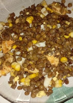 Una foto de Ensalada de lentejas, choclo y pollo