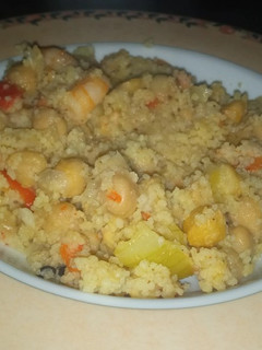 Una foto de Cuscús con garbanzos, langostinos y mantequilla de trufa