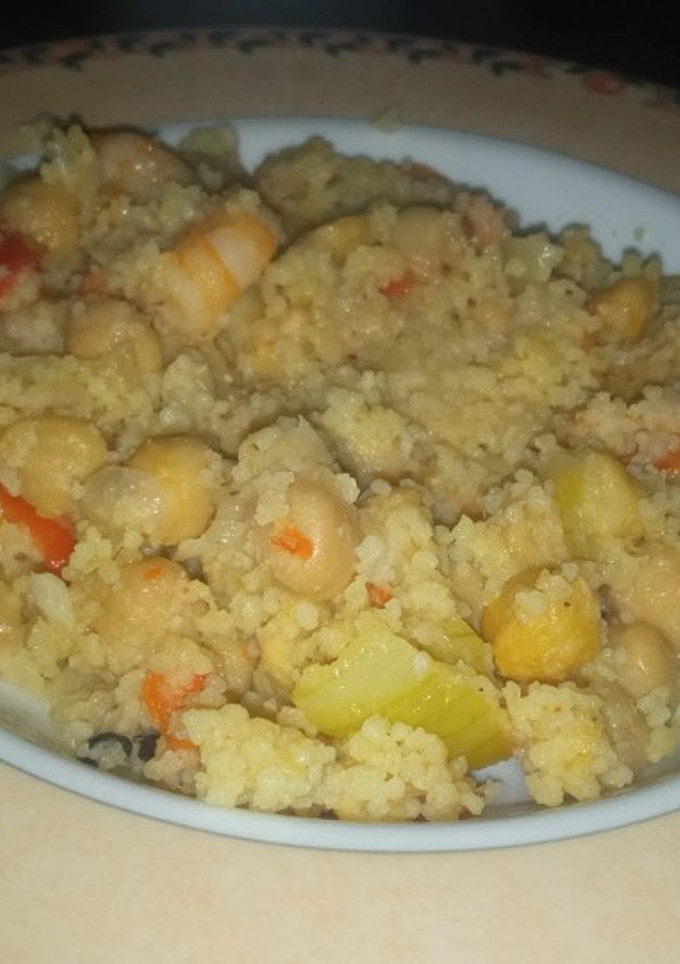 Una foto de Cuscús con garbanzos, langostinos y mantequilla de trufa