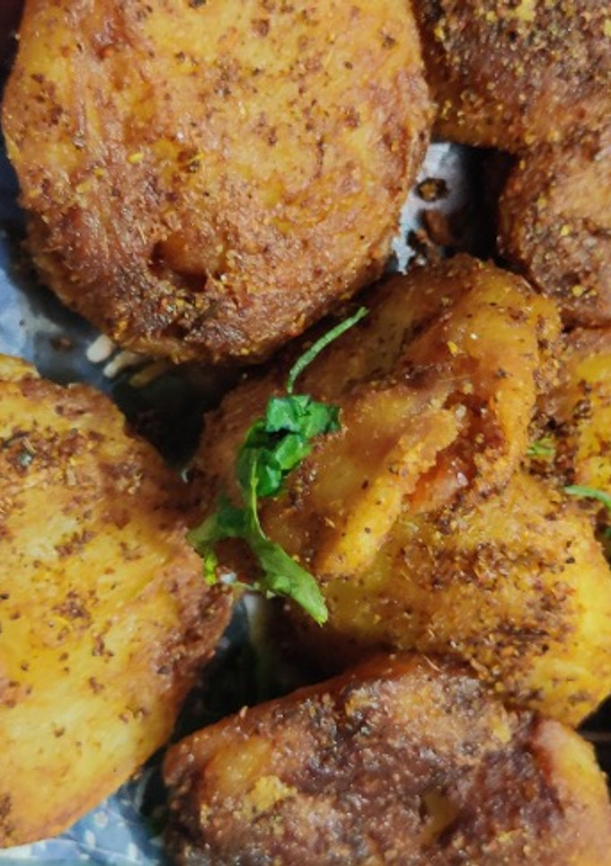 क्रिस्पी फ्राइडआलू टूक (Crispy fried aloo tuk recipe in Hindi) रेसिपी मुख्य फोटो