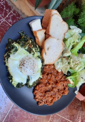 Une photo de Assiette composée épinards aux œufs,bolognaise, salade, fromage
