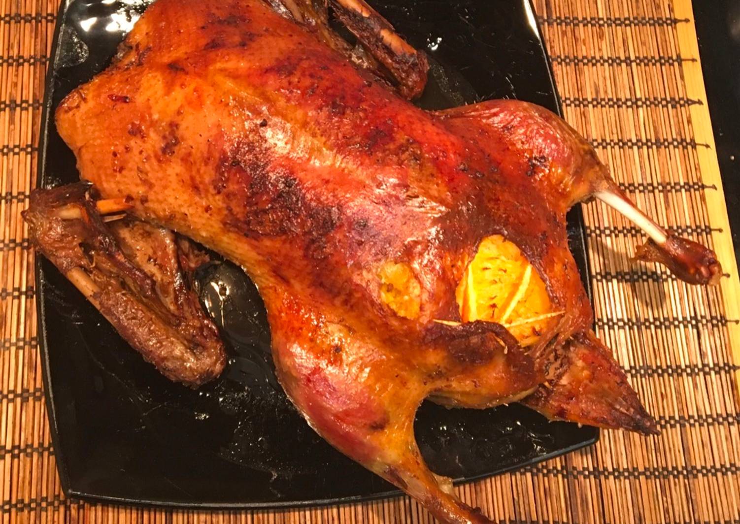 Фаршированная утка в духовке. Утка в утятнице в духовке с картошкой. Утка запеченная в духовке. Утка в утятнице в духовке. Утка в духовке с яблоками и черносливом.