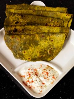 पौष्टीक पालक पराठा (palak paratha recipe in marathi) रेसिपी चे मुख्य फोटो