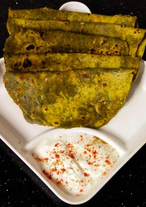 पौष्टीक पालक पराठा (palak paratha recipe in marathi) रेसिपी चे मुख्य फोटो 