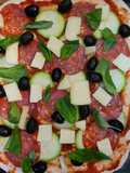 Pizza cu chorizo, dovlecel și busuioc