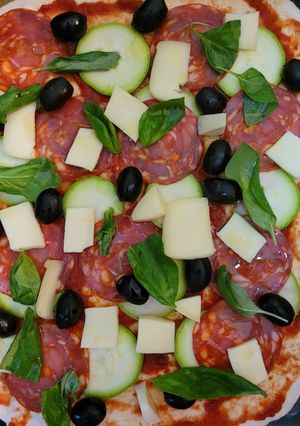 O poză a rețetei Pizza cu chorizo, dovlecel și busuioc.