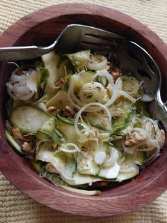 Una foto de Ensalada de listones de calabacita, nuez y parmesano