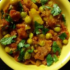 A picture of ALoo Gagar Matar without onion garlic.