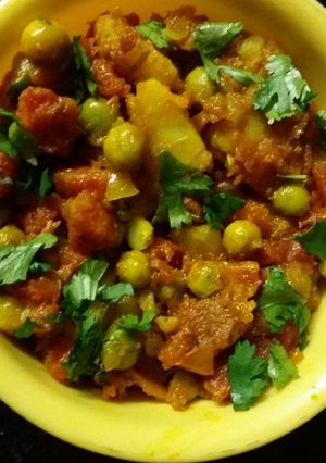 A picture of ALoo Gagar Matar without onion garlic.