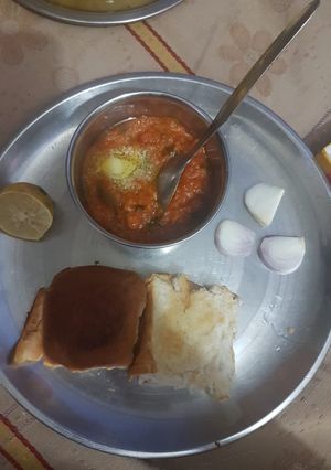 A picture of Cheesy pav bhaji.