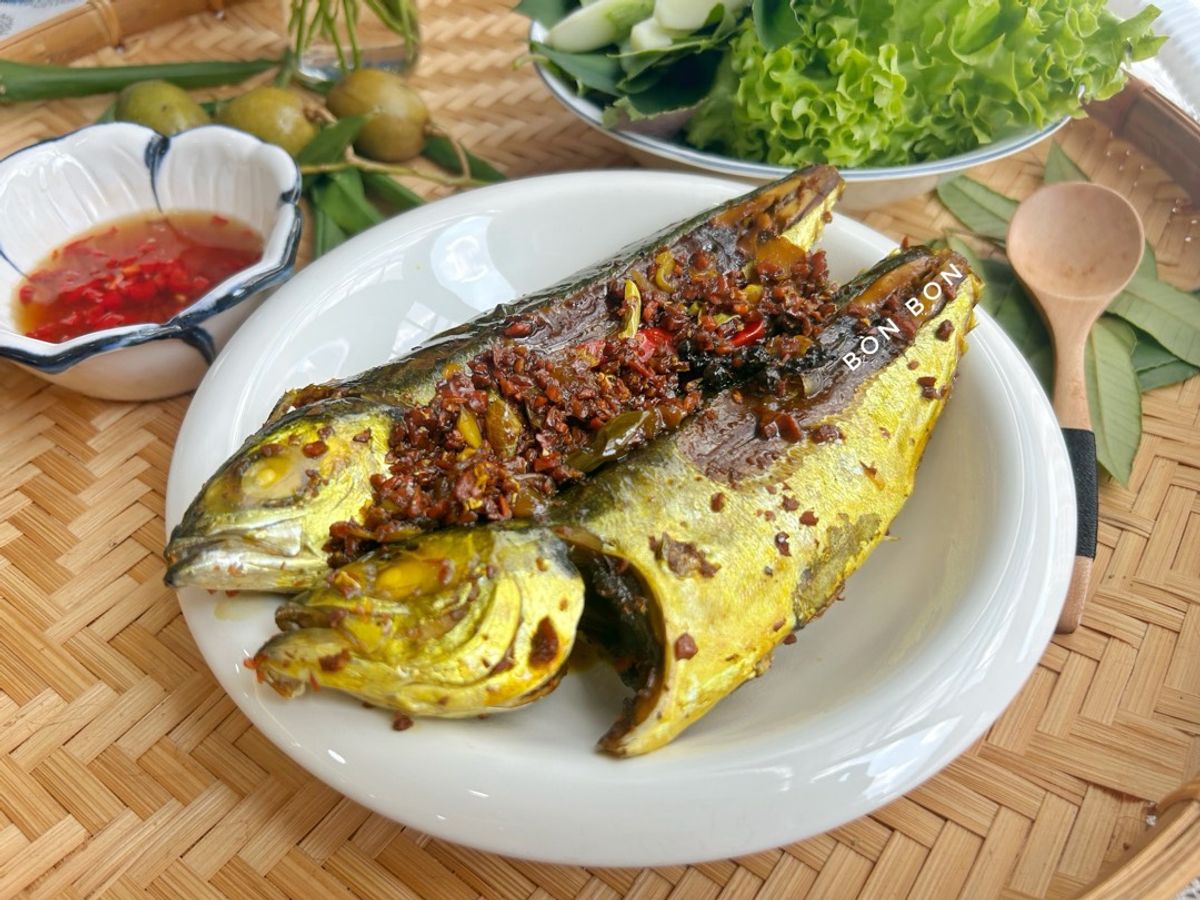 Cá sòng kho nghệ củ nén
